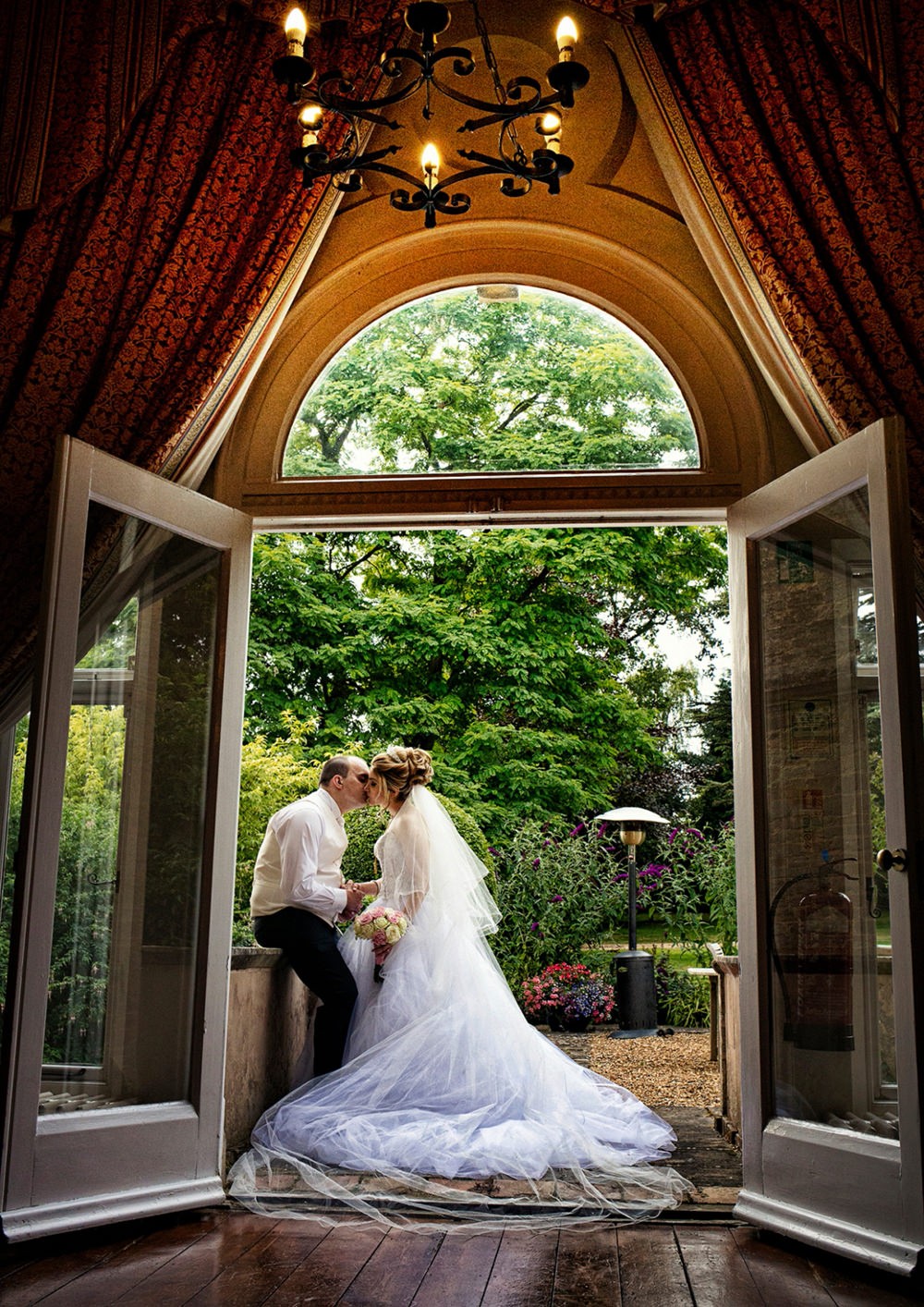 Sara and Adam on the terracce in Wadenhoe House